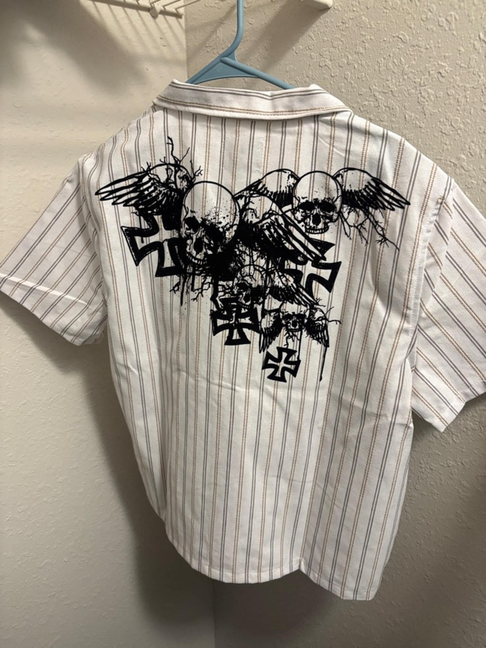 Men's White Striped Short-Sleeve Button-Down Shirt with Black Skull Graphic